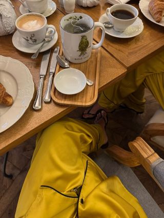 Bohyně na zámku v našem Shiny Gold pyžamovém setu.✨🔥 @anetavignerova @tereza_ondrakova #littlesaturdaysleepwear...