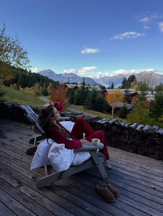 Dokonalý podzim s nádhernou Nikou. Můžeme se teleportovat?🍂☕️🍁 #littlesaturdaysleepwear